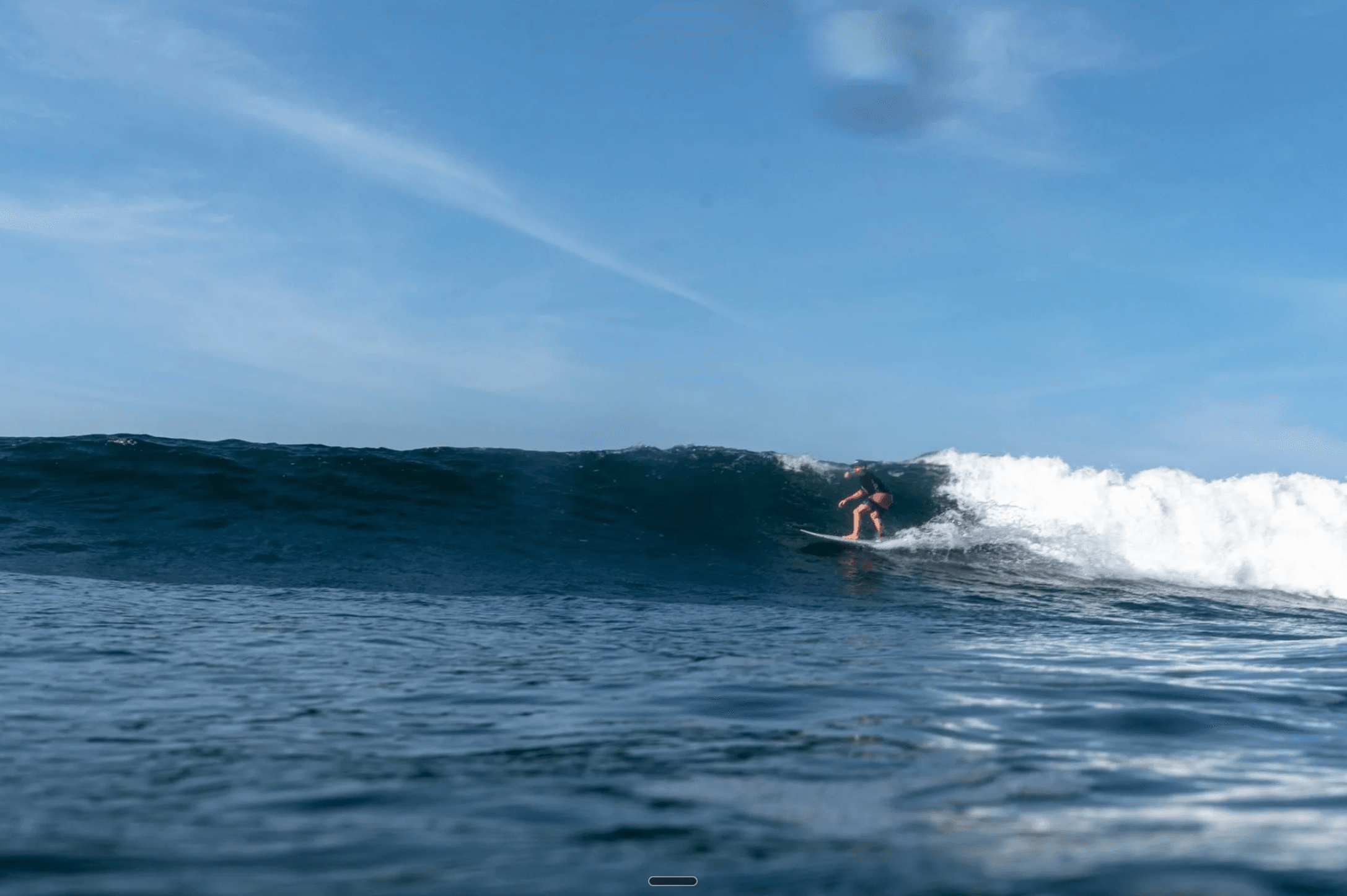 Il boardwalk di Cloud 9 a Siargao con surfisti che osservano le onde