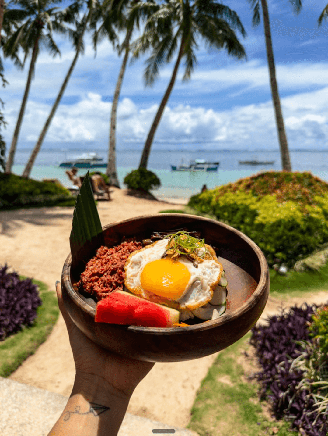 Colazione con smoothie bowl e frutta fresca a Siargao