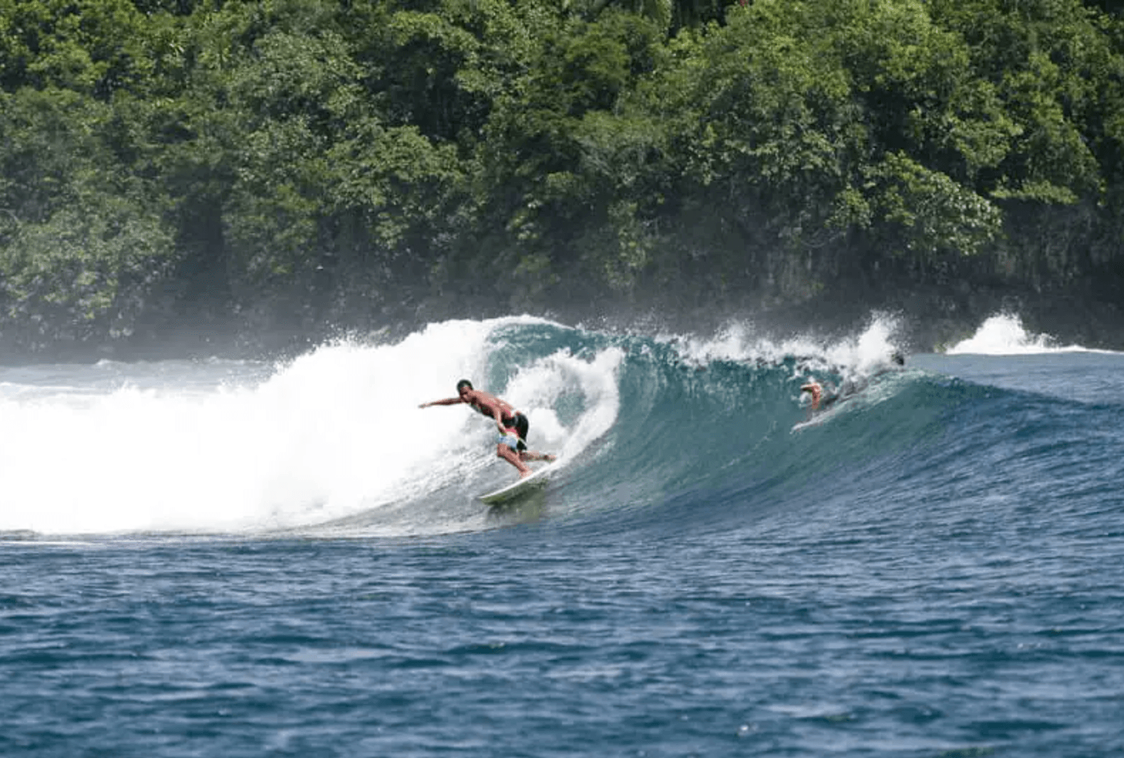 Surfisti a Salvacion, Siargao — spot adatto a principianti e intermedi