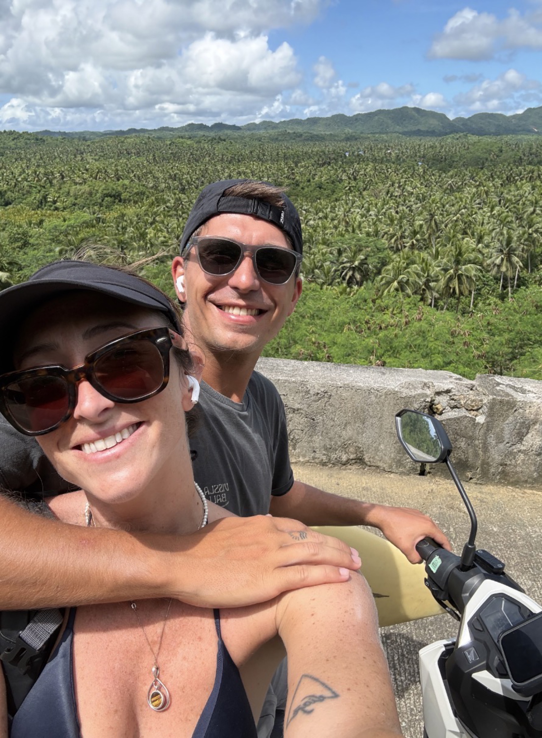 Lorenzo e Chiara in scooter tra le palme delle Filippine