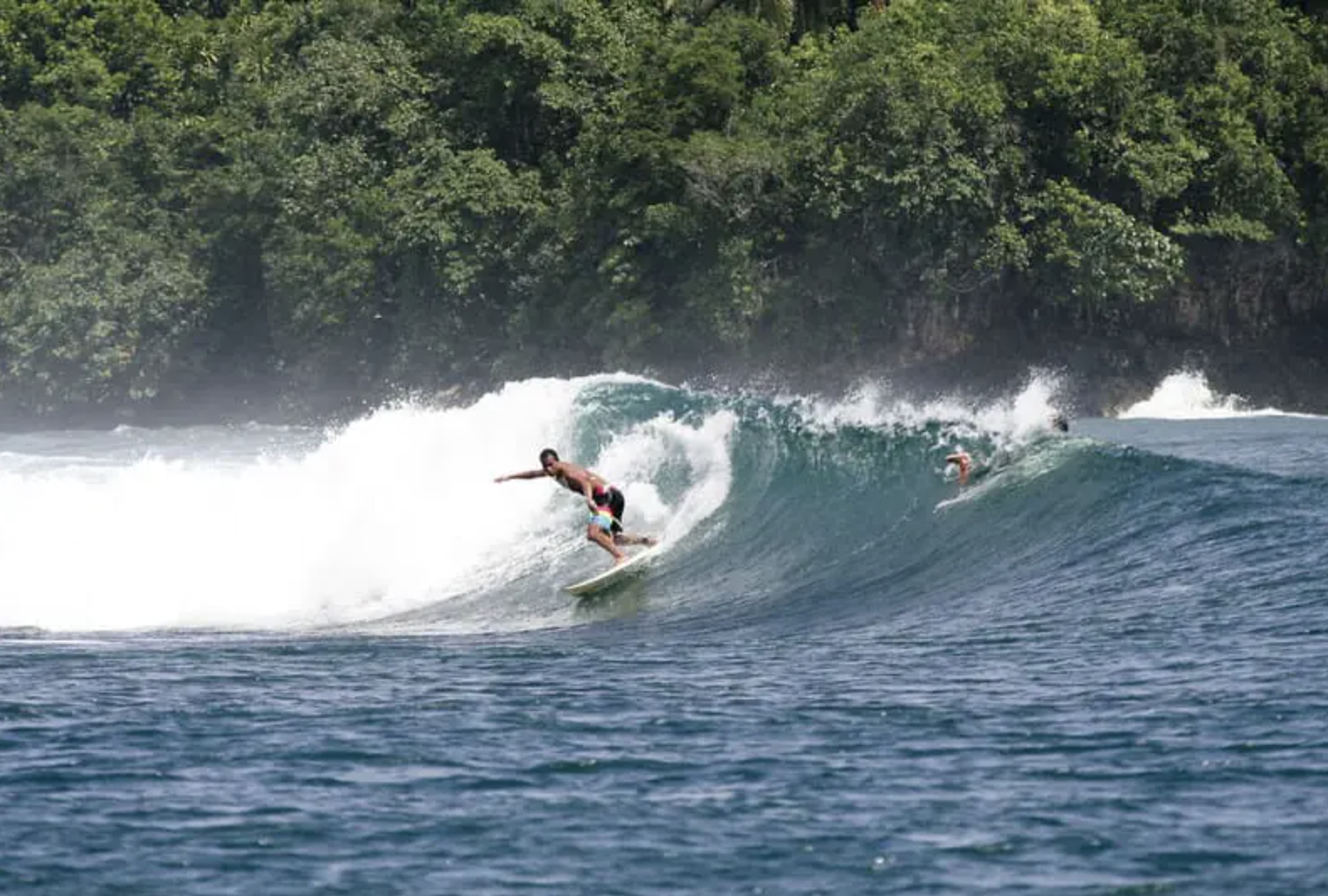 Surfisti a Salvacion, Siargao, spot adatto a principianti e intermedi
